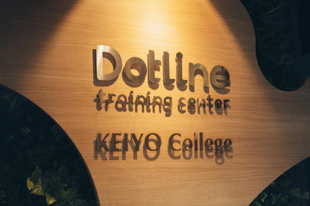 「KEIYO College」と「Dotline training center」看板