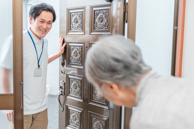 利用者宅に訪れる訪問介護職員