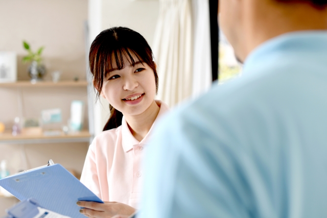 打ち合わせ中の介護職
