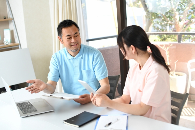 打ち合わせをする介護職
